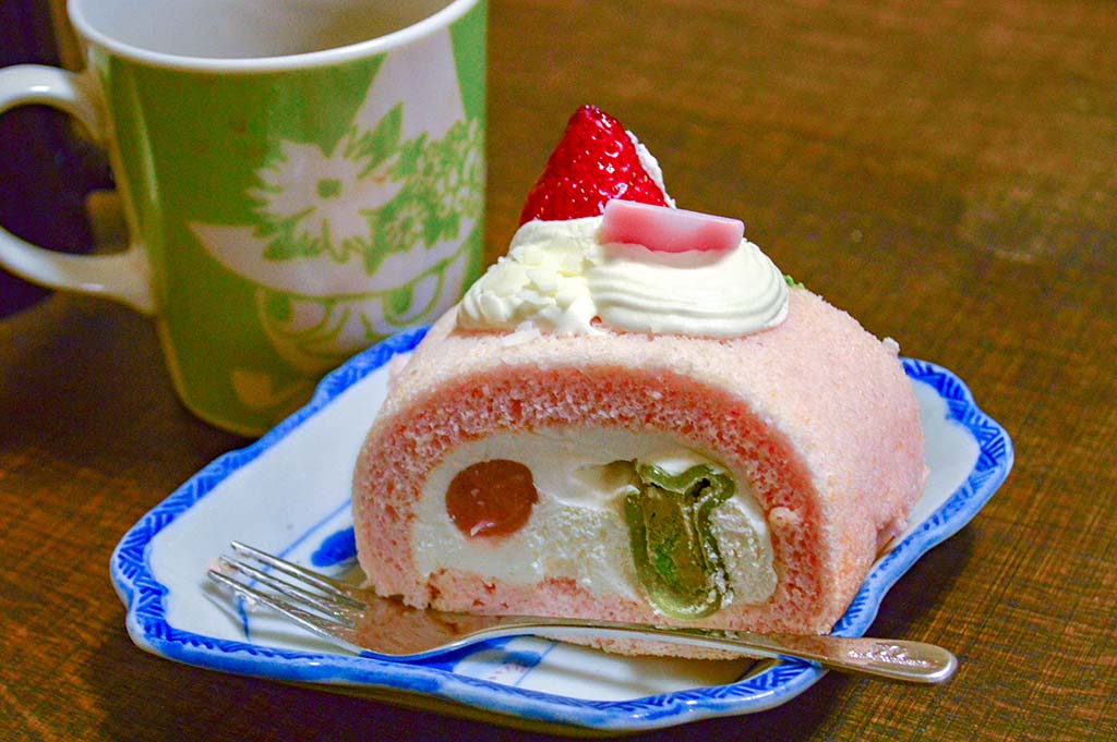 ケーキ グラマシーニューヨークの櫻ロールケーキ で春を味覚で先取り 袖ふれあうも Yukkie もりたま S Lifelog